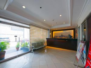 un bureau avec une salle d'attente offrant une vue sur une ville dans l'établissement OYO 115 Northridge Mansions, à Manille