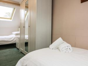 1 dormitorio con cama blanca y espejo en Park House, en Torquay