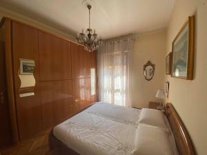 a bedroom with a bed and a chandelier at Casa Vacanze Rosignoli in Cremona