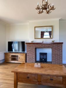A television and/or entertainment centre at Beautiful newly renovated 5 bedroom farmhouse