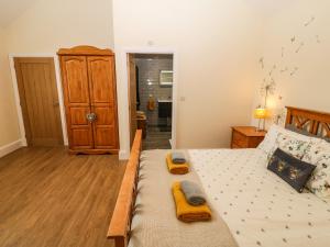 Ένα ή περισσότερα κρεβάτια σε δωμάτιο στο Y Felin The Granary