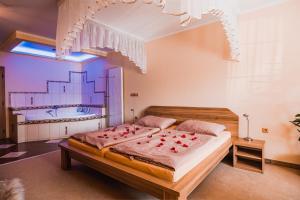 Postel nebo postele na pokoji v ubytování Hotel Krajka**** + 30 fotografií