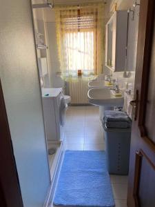 Casa Vacanze Rosignoli في كريمونا: حمام مع حوض ومرحاض ومرآة