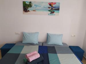 เตียงในห้องที่ Casa de Fabian Appartment + WIFI near beach/port