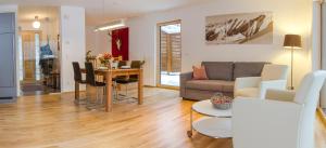 een woonkamer met een bank en een tafel bij Steinbock Superior Appartement in Zell am See