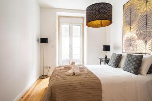- une chambre avec un grand lit et 2 serviettes dans l'établissement Akicity Alameda In, à Lisbonne