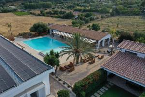 una vista aérea de una casa con piscina en Sa Iba Resort en Tertenìa