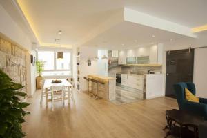 ポルトにあるGolden & Blue House, o seu novo espaço no Portoのテーブルと椅子のあるキッチンとリビングルーム