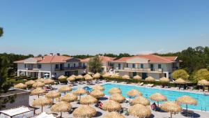 Бассейн в Summer Time Family Resort или поблизости