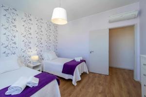 Postel nebo postele na pokoji v ubytování Violet House your place to stay