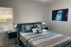 A bed or beds in a room at ATL XPLOR (8mins to Airport/10mins to midtown)