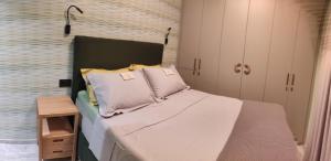 Postel nebo postele na pokoji v ubytování Sandy's Superior Suite