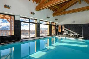 Swimming pool sa o malapit sa Vue panoramique sur les montagnes plein Sud - T2 Skis aux pieds, Piscine & Spa