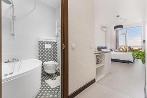 New apartments in Arcadia sea view في أوديسا: حمام مع حوض استحمام ومرحاض ومغسلة +113 صورة