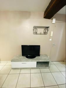 um quarto com um balcão com uma televisão em Bel appartement cœur de ville em Chalon-sur-Saône