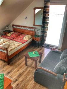 Un pat sau paturi într-o cameră la Penzión Pod Zámkom