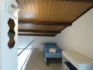 een kamer met een bed en een houten plafond bij Casa Nicea in Ragusa