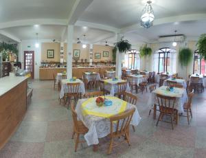 加羅帕巴的住宿－路寶酒店，餐厅内带桌椅的用餐室