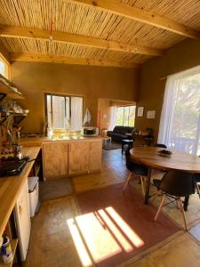 Köök või kööginurk majutusasutuses La Inclusiva de Cochiguaz
