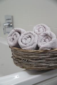 een mand met handdoeken op een aanrecht bij Steinbock Superior Appartement in Zell am See +17 foto's