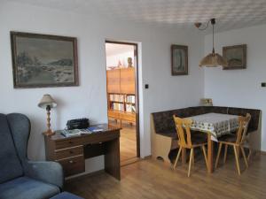 een woonkamer met een tafel en stoelen en een bank bij Apartmán Tisá 68 in Tisá