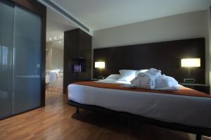A bed or beds in a room at Hotel Zenit Pamplona