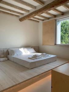 La Pervinca - Ospitalità, Natura, Cura في غواستالا: غرفة نوم بسرير كبير ونافذة