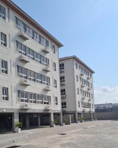 レッキにあるLekki FootPrint, Lekki Phase1の隣接する2棟の大きなアパートメントです。