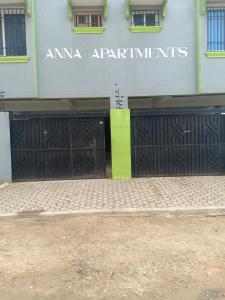 een gebouw met twee garagedeuren met de woorden amana apartments bij ANNA APARTMENTS MTWAPA in Mtwapa