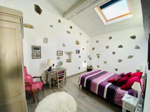 Ένα ή περισσότερα κρεβάτια σε δωμάτιο στο "Palomar", duplex de charme 80m2 - 2 ch - 2 sdb - parking et terrasse