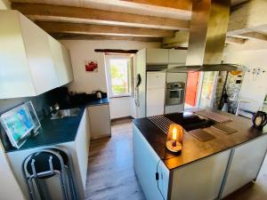 Η κουζίνα ή μικρή κουζίνα στο "Palomar", duplex de charme 80m2 - 2 ch - 2 sdb - parking et terrasse +12 φωτογραφίες