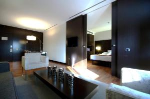 A bed or beds in a room at Hotel Zenit Pamplona