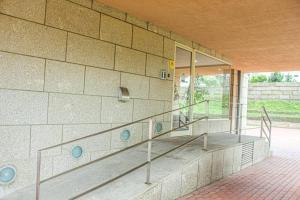 un edificio con una escalera frente a un edificio en REFÚGIO LOURO • gym - pool - tennis, en Leça da Palmeira