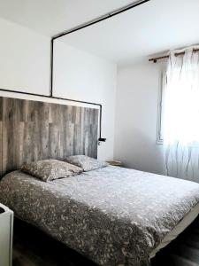um quarto com uma cama grande e uma grande cabeceira. em Une calanque au coeur de la ville em Marselha