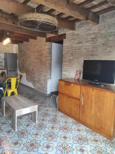 代爾特布雷的住宿－Casa Rural MESTRE，客厅配有平面电视和桌子。