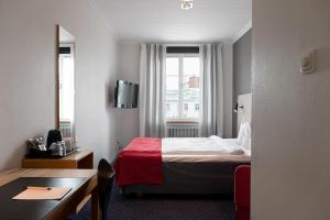 Säng eller sängar i ett rum på Hotel Bishops Arms Strängnäs