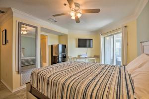 una camera con letto e ventilatore a soffitto di Inviting St Augustine Studio - Walk to the Beach! a St. Augustine