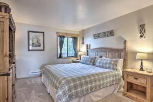 ディロンにある8 Mi to Keystone Resort Dillion Condo with Hot Tub!の大きなベッドと窓のある寝室