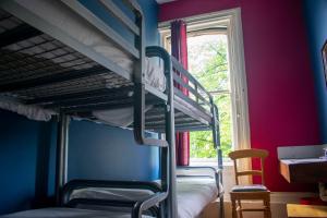 Łóżko lub łóżka piętrowe w pokoju w obiekcie Paddy's Palace Belfast