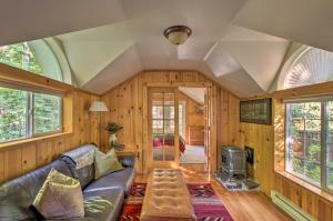 Elk Hideaway Ashford Cottage with Hot Tub! في أشفورد: غرفة معيشة مع أريكة جلدية ومدفأة