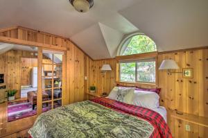 Легло или легла в стая в Elk Hideaway Ashford Cottage with Hot Tub!