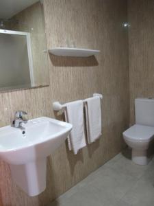 y baño con lavabo, aseo y espejo. en Hotel Reymar Playa, en Malgrat de Mar