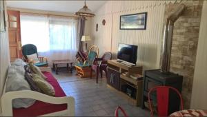 TV a/nebo společenská místnost v ubytování Preciosa casa en la tranquilidad de Colonia Relájate con toda la familia donde la tranquilidad se respira - A una cuadra de la mejor zona de la rambla de Colonia del Sacramento te espera esta casa para pasar las vacaciones en familia