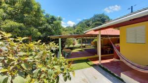 une maison avec une terrasse couverte et un patio dans l'établissement Conrado's Guesthouse B&B, à Las Avispas