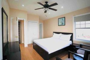 Postel nebo postele na pokoji v ubytování Le Reve Valley - Canadian cottage 3 - 3BHK Luxury cottage,Bonfire,Barbeque,Gym,Kids play zone,Lake view