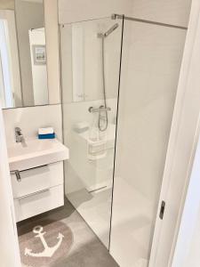 ein Bad mit einer Dusche und einem Waschbecken in der Unterkunft Luxury Penthouse Jacobo - The View Fuengirola in Fuengirola