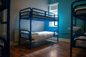Łóżko lub łóżka piętrowe w pokoju w obiekcie Paddy's Palace Belfast