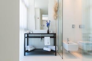 A bathroom at MarePineta Resort