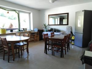 kuchnia i jadalnia ze stołem i krzesłami w obiekcie Willa Jacuu w Szczyrku