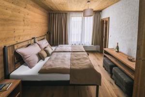 una camera da letto con letto in una camera in legno di Chalet 53 Jasná a Demänovská Dolina